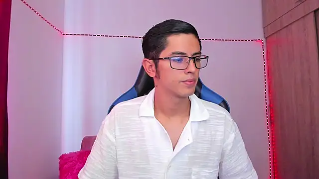 Snapshot of Ethan_Sai___ chatting on December 8, 6:06 pm Ethan Sai online show from December 8, 6:06 pm