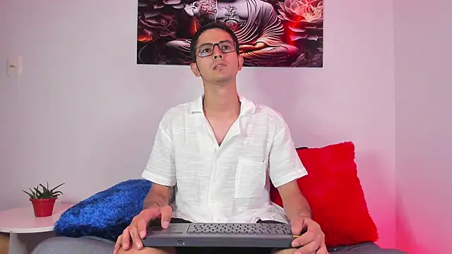 Snapshot of Ethan_Sai___ chatting on February 14, 5:46 pm Ethan Sai online show from February 14, 5:46 pm