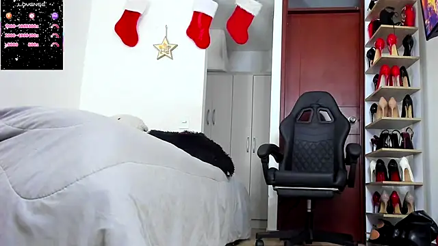 Snapshot of SophieBaker__ chatting on December 21, 1:35 am SophieBaker online show from December 21, 1:35 am