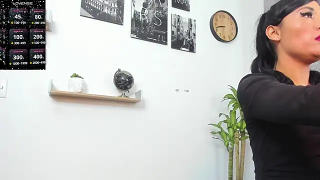 Snapshot of SophieBaker__ chatting on January 11, 1:43 am SophieBaker online show from January 11, 1:43 am