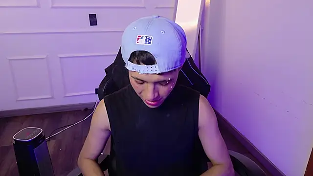 Snapshot of Justyn_Ross chatting on October 6, 8:01 am Justyn Ross online show from October 6, 8:01 am