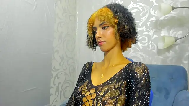 Snapshot of Queen_Cuarxxo chatting on December 6, 2:24 am Queen Cuarxxo online show from December 6, 2:24 am