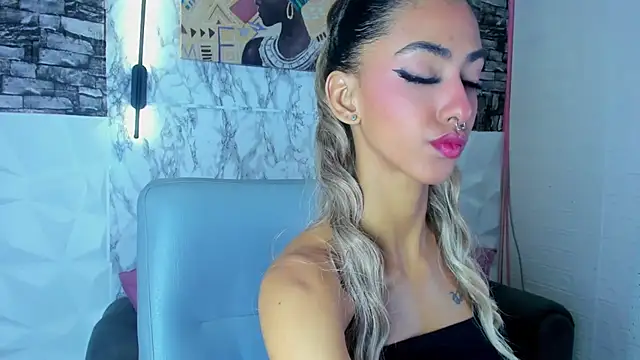 Snapshot of Queen_Cuarxxo chatting on July 19, 11:19 pm Queen Cuarxxo online show from July 19, 11:19 pm
