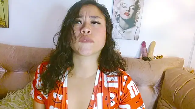 Snapshot of hinataleecs chatting on December 28, 2:43 am hinataleecs online show from December 28, 2:43 am