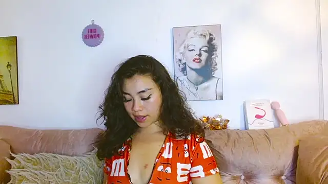 Snapshot of hinataleecs chatting on January 5, 10:32 am hinataleecs online show from January 5, 10:32 am