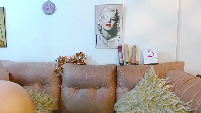 Snapshot of hinataleecs chatting on January 23, 4:19 am hinataleecs online show from January 23, 4:19 am