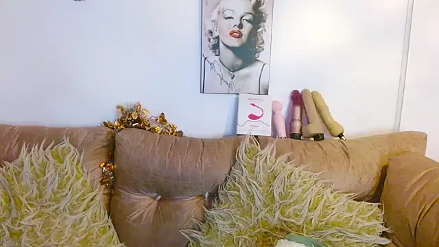 Snapshot of hinataleecs chatting on February 1, 7:47 am hinataleecs online show from February 1, 7:47 am