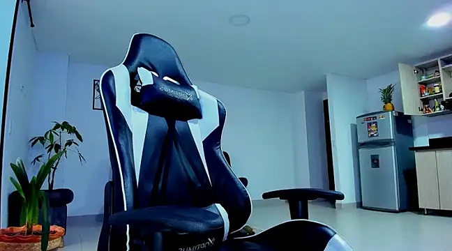 Snapshot of alexander_collin02 chatting on February 4, 12:44 pm alexander collin02 online show from February 4, 12:44 pm