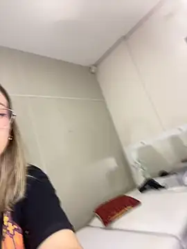 Snapshot of loira_messi chatting on November 2, 2:47 am loira messi online show from November 2, 2:47 am