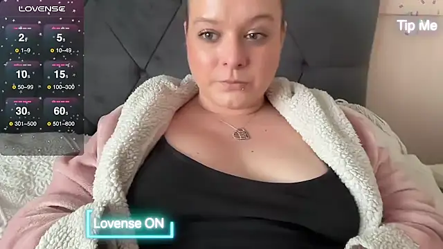 NaughtyWifeUK online show from February 17, 4:04 pm