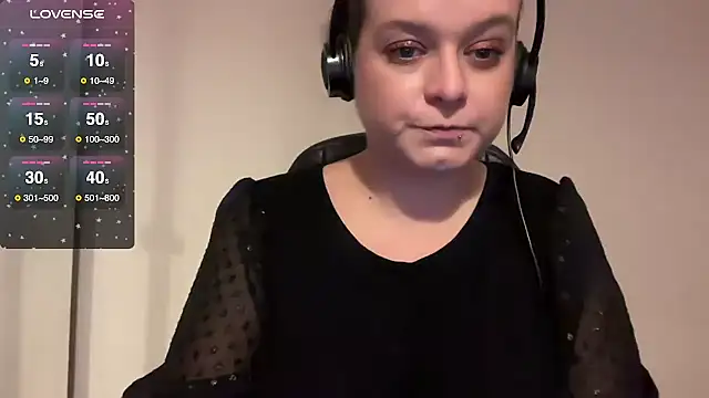 NaughtyWifeUK online show from November 28, 4:09 pm