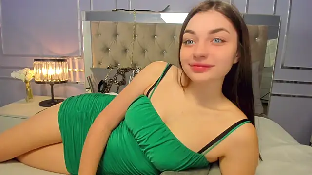 Snapshot of AngelinaWett chatting on February 6, 6:40 am AngelinaWett online show from February 6, 6:40 am