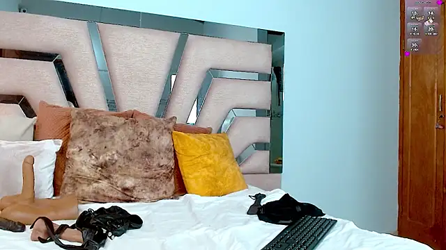 Snapshot of cintia_hills chatting on January 29, 7:25 am cintia hills online show from January 29, 7:25 am