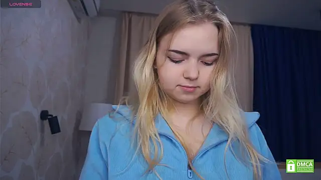 Snapshot of ZaraCreedon chatting on December 14, 5:02 am ZaraCreedon online show from December 14, 5:02 am