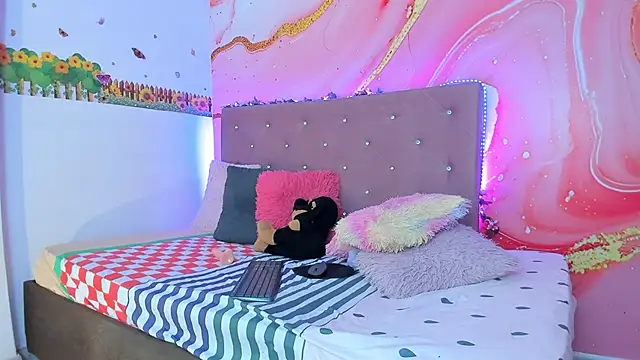 Daisy  rose online show from January 25, 2:14 pm