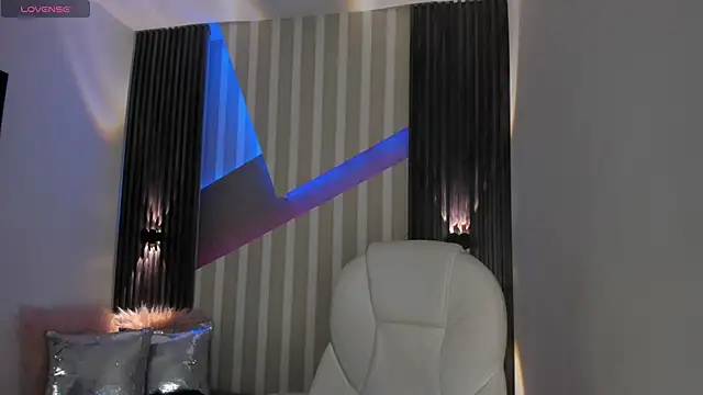 Snapshot of emily_layton chatting on January 14, 2:32 pm emily layton online show from January 14, 2:32 pm