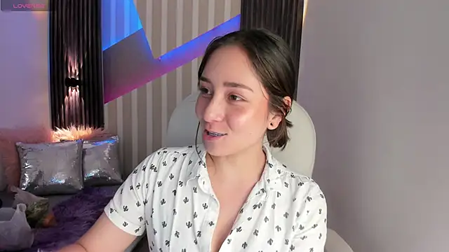 Snapshot of emily_layton chatting on January 15, 3:39 pm emily layton online show from January 15, 3:39 pm