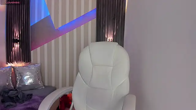 Snapshot of emily_layton chatting on January 16, 2:30 pm emily layton online show from January 16, 2:30 pm