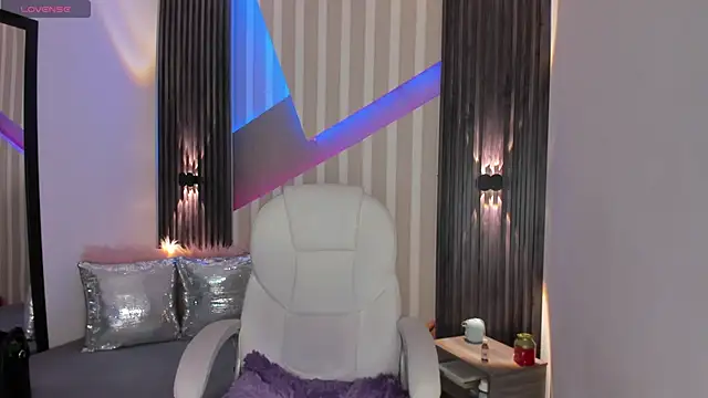 Snapshot of emily_layton chatting on January 24, 3:55 pm emily layton online show from January 24, 3:55 pm