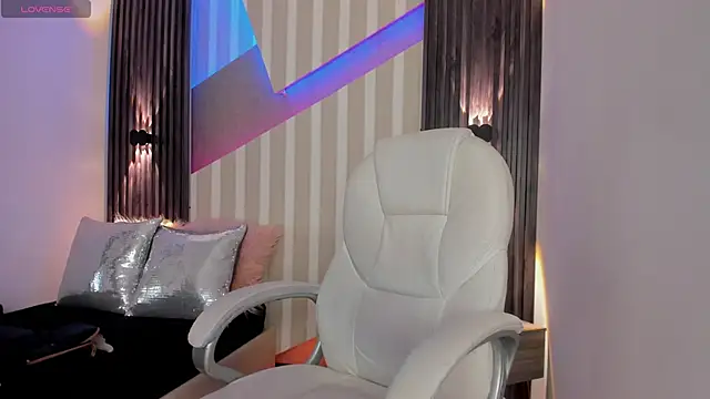 Snapshot of emily_layton chatting on February 12, 2:32 pm emily layton online show from February 12, 2:32 pm