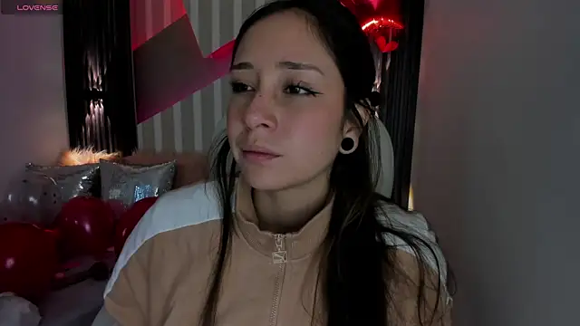 Snapshot of emily_layton chatting on February 25, 2:22 pm emily layton online show from February 25, 2:22 pm