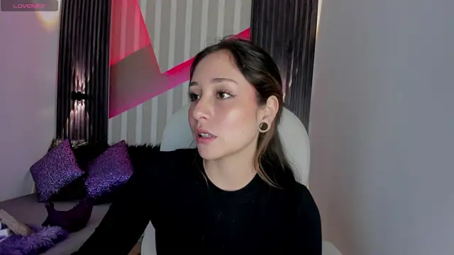 Snapshot of emily_layton chatting on March 4, 2:21 pm emily layton online show from March 4, 2:21 pm