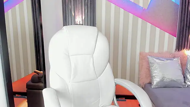 Snapshot of emily_layton chatting on September 9, 2:38 pm emily layton online show from September 9, 2:38 pm