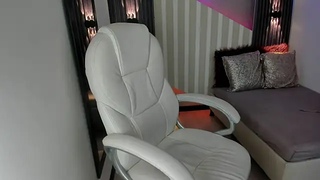 Snapshot of emily_layton chatting on September 20, 3:35 pm emily layton online show from September 20, 3:35 pm