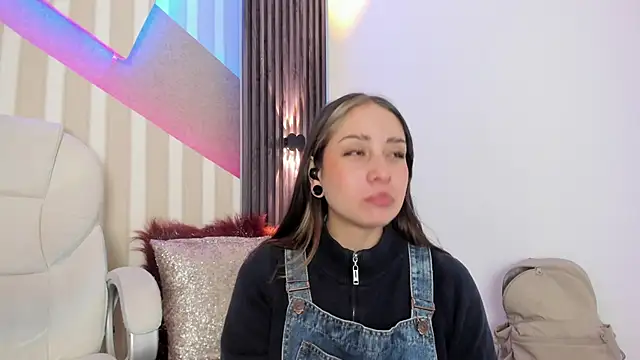 Snapshot of emily_layton chatting on September 30, 2:33 pm emily layton online show from September 30, 2:33 pm
