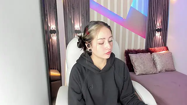 Snapshot of emily_layton chatting on October 2, 2:35 pm emily layton online show from October 2, 2:35 pm