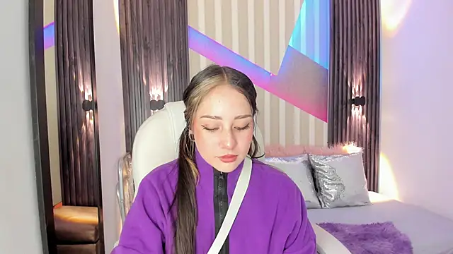 Snapshot of emily_layton chatting on October 5, 4:16 pm emily layton online show from October 5, 4:16 pm