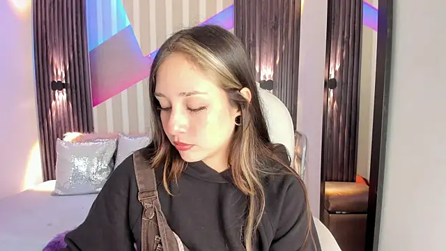 Snapshot of emily_layton chatting on October 8, 2:36 pm emily layton online show from October 8, 2:36 pm