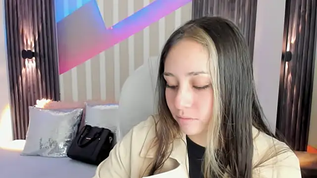 Snapshot of emily_layton chatting on October 13, 2:39 pm emily layton online show from October 13, 2:39 pm