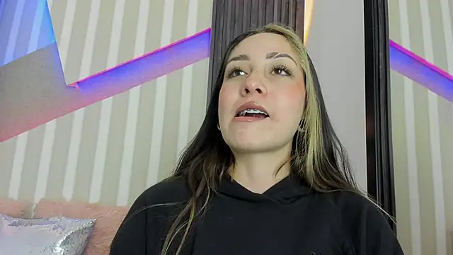 Snapshot of emily_layton chatting on October 19, 4:40 pm emily layton online show from October 19, 4:40 pm