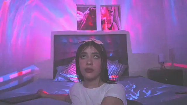 Snapshot of RileySkye chatting on January 20, 2:43 am RileySkye online show from January 20, 2:43 am