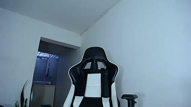 Snapshot of diamond_black00 chatting on January 18, 10:06 pm diamond black00 online show from January 18, 10:06 pm