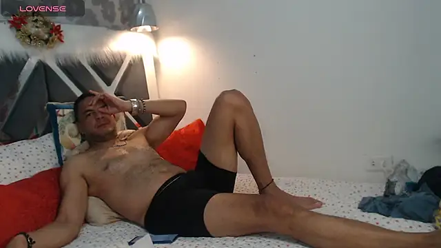 latinmartin73 online show from January 3, 4:44 am
