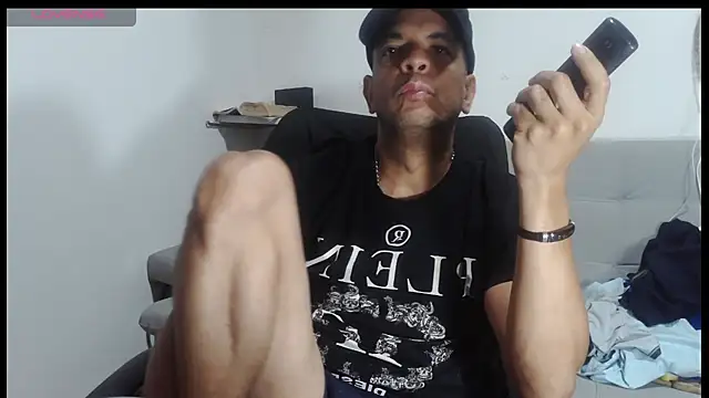 latinmartin73 online show from May 3, 3:45 am