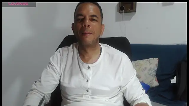Snapshot of latinmartin73 chatting on May 10, 5:12 am latinmartin73 online show from May 10, 5:12 am