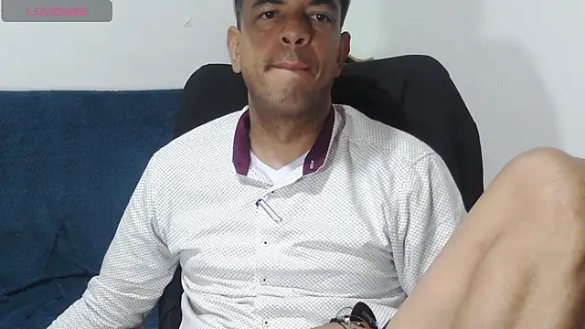 Snapshot of latinmartin73 chatting on May 14, 1:01 am latinmartin73 online show from May 14, 1:01 am