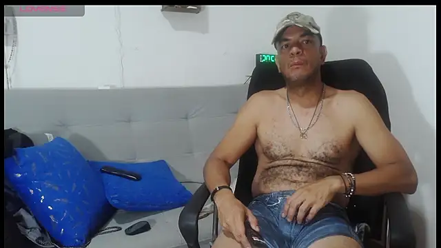 Snapshot of latinmartin73 chatting on May 19, 1:56 am latinmartin73 online show from May 19, 1:56 am