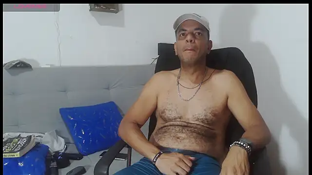 Snapshot of latinmartin73 chatting on May 23, 1:11 am latinmartin73 online show from May 23, 1:11 am