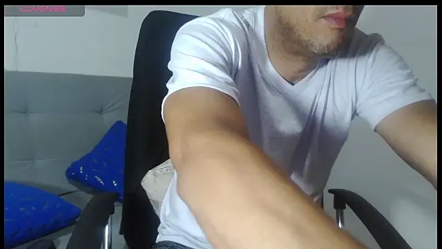 Snapshot of latinmartin73 chatting on May 26, 1:01 am latinmartin73 online show from May 26, 1:01 am
