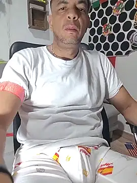 Snapshot of latinmartin73 chatting on June 17, 12:57 am latinmartin73 online show from June 17, 12:57 am
