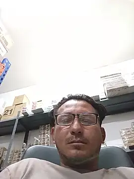 Snapshot of Andresguz35 chatting on October 22, 4:29 pm Andresguz35 online show from October 22, 4:29 pm