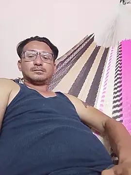 Snapshot of Andresguz35 chatting on October 27, 1:53 am Andresguz35 online show from October 27, 1:53 am