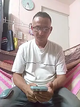 Snapshot of Andresguz35 chatting on November 3, 4:03 am Andresguz35 online show from November 3, 4:03 am