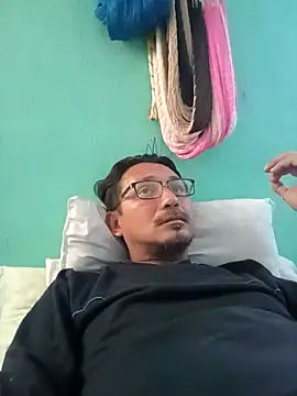 Andresguz35 online show from February 2, 5:33 pm