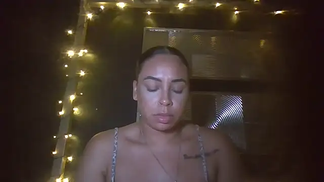 Snapshot of bigbootyjayda chatting on November 7, 12:32 am bigbootyjayda online show from November 7, 12:32 am