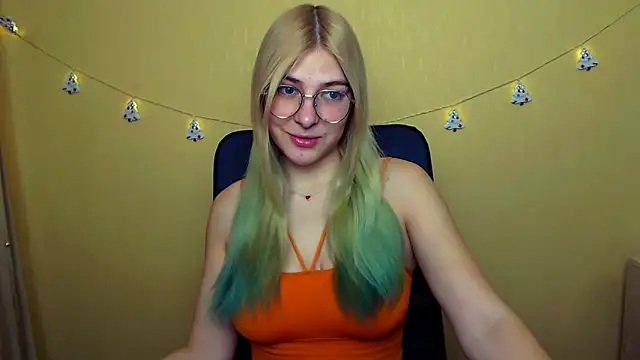 Snapshot of Luna_Lush_ chatting on December 8, 9:13 am Luna Lush online show from December 8, 9:13 am